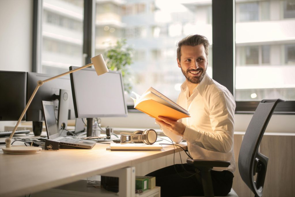 Man met een boek op een kantoor