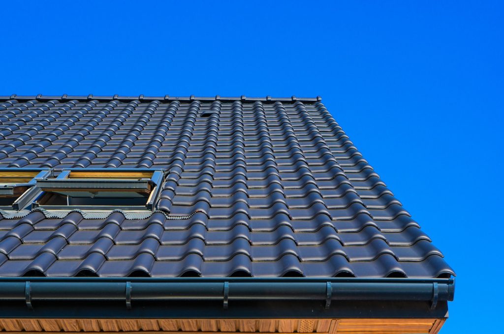 Verticale close-up opname vanaf lage hoek van een zwart dakgebouw