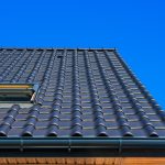 Verticale close-up opname vanaf lage hoek van een zwart dakgebouw