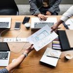 Groep mensen die werken aan een website-sjabloon