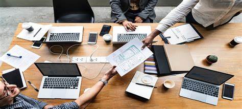 Groep mensen die werken aan een website-sjabloon