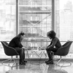 zitplaatsen-voor-twee-personen-op-stoelen