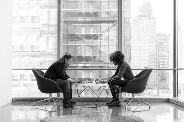 zitplaatsen-voor-twee-personen-op-stoelen