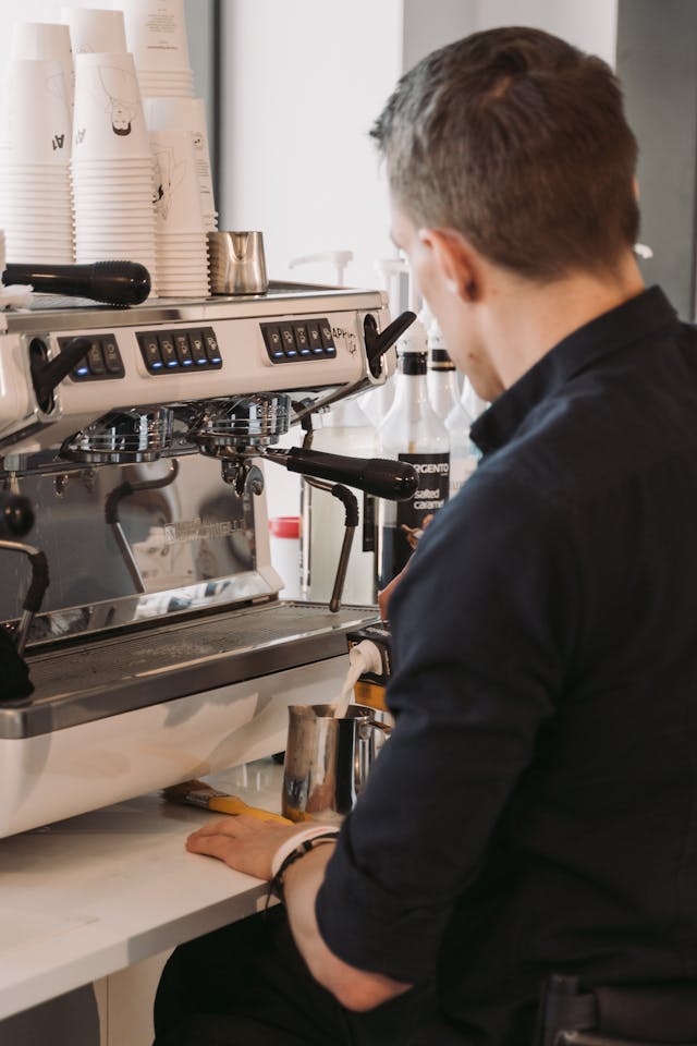 een-man-staat-voor-een-espressomachine