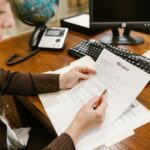 Advocaat kijkt naar overeenkomst